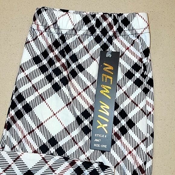 White/Black Angeled Plaid Leggings - Picture 4 of 15
